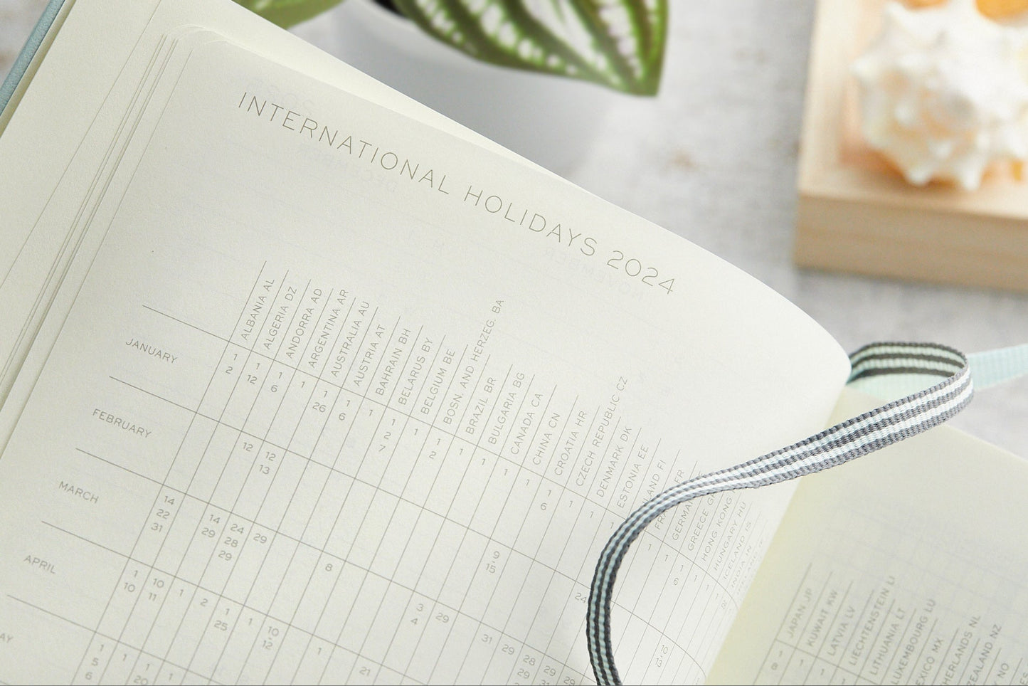 Leuchtturm1917 A5 Medium Hardcover Weekly Planner & Notebook with Booklet 2024 - Light Grey